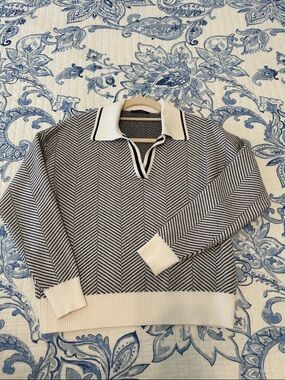 Tahari Navy & White V‑Neck Chevron Knit Pullover